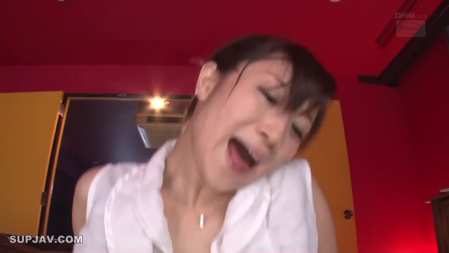 室内 · 脸部特写 · 性爱 · 白色无袖上衣 · 身体前倾