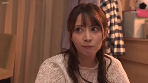 室内 · 坐姿 · 中景 · 注视 · 惊讶 · 白色蕾丝衫 · 足球