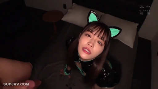 面部 · 站立 · 微笑 · 交流 · 绿色针织衫 · 商店柜台 · 收银机 · 都市