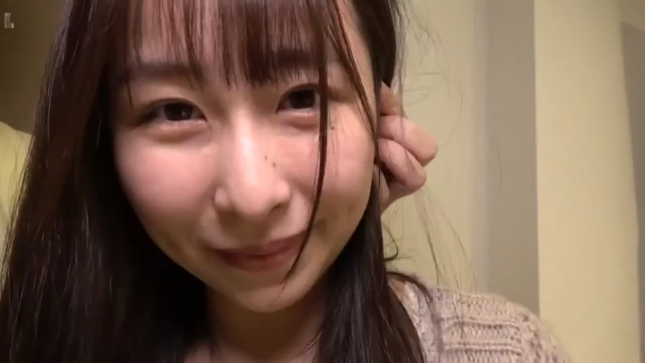 室内 · 微笑 · 面部特写 · 注视 · 正脸 · 针织上衣