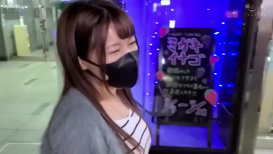 胸部特写 · 沙发 · 仰卧 · 俯拍视角 · 闭眼享受 · 布艺沙发 · 蓝色蕾丝胸罩 · 露乳展示