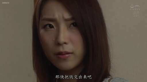 脸部特写 · 室内房间 · 剧情字幕 · 灰色居家服 · 正面微侧 · 对白勒索 · 严肃皱眉