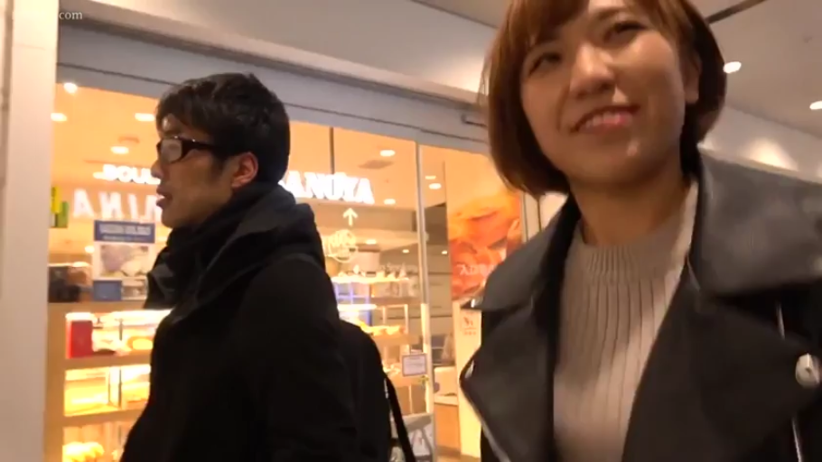 室内 · 面部特写 · 诱惑 · 黑色吊带 · 正面姿势 · 展示道具 · 黑色按摩棒 · 单人特写