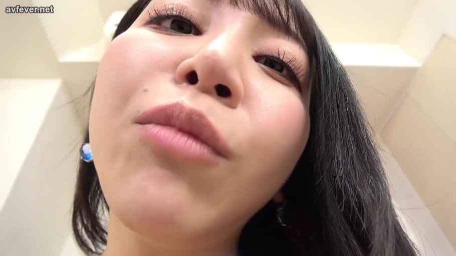 室内 · 脸部特写 · 平静 · 注视 · POV视角 · 俯视 · 耳坠