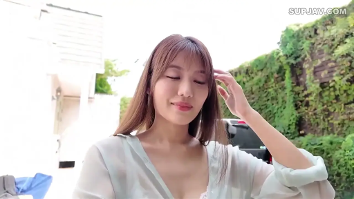 Close-up of the face · 白色薄衫 · 户外庭院 · 站立撩发 · 长发美女 · 展示面容 · 微笑闭眼