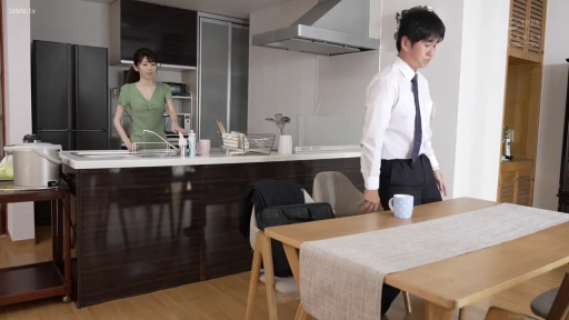 室内 · 站立 · 全景 · 平静 · 衬衫 · 对视 · 厨房 · 杯子