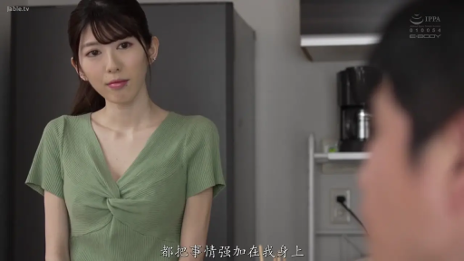 室内 · 站立 · 平静 · 中文字幕 · 交流 · 上半身 · 冰箱 · 绿色V领针织衫