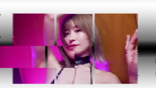 Medium shot · 金属链 · staged photo · Kneeling posture · 影棚 · Cold and glamorous · 身体链 · 三分屏