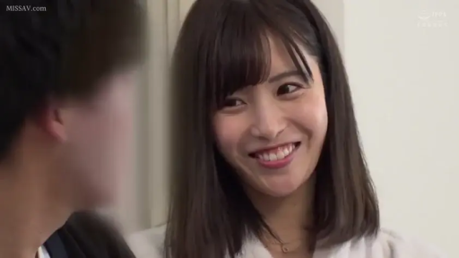 Indoor · Close-up of the face · 开心 · 交流 · 居家 · White top · Eye contact