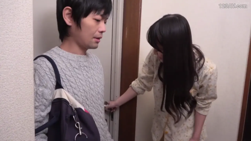 站立 · 中景 · 手提包 · 交流 · 玄关 · 碎花睡衣 · 生活场景 · 沮丧