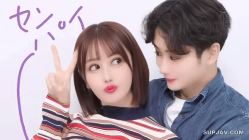 半身 · 牛仔外套 · 影棚 · 拍照 · 撅嘴 · 并肩 · 日文字体