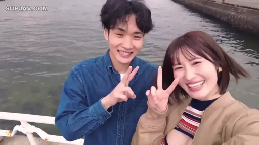 站立 · 半身 · 户外 · 自拍 · 笑容 · 情侣 · 日常服