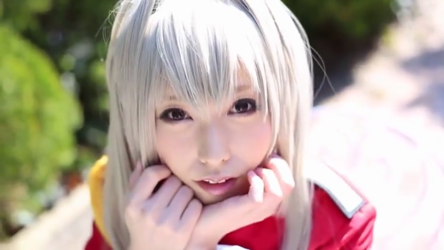 脸部特写 · 户外 · 托腮 · 看向镜头 · 假发 · 角色扮演服 · 可爱 · 银发