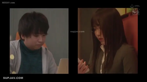 室内 · 坐姿 · 面部 · 专注 · 手机 · 正装 · 办公 · 分屏