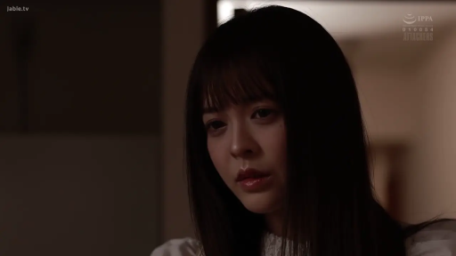 室内 · 憂鬱 · 顔のクローズアップ · 凝視 · 长发 · 静的 · 白色蕾丝装