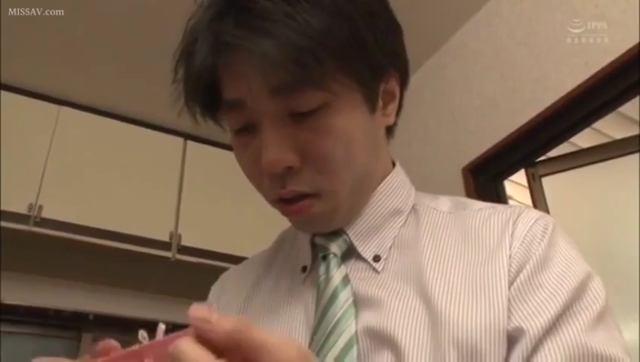 室内 · 专注 · 中景 · 站姿 · 衬衫 · 拿取 · 职员 · 盒子