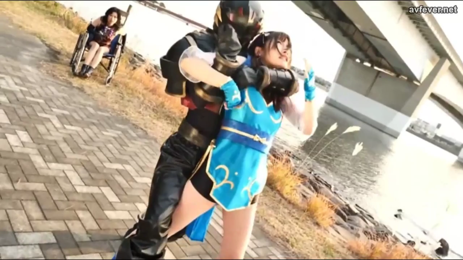 轮椅 · 剧情角色扮演 · 人物中景 · 挣扎与控制 · 痛苦惊恐 · 黑色战斗服 · 户外河岸桥下 · 站立挟持姿势