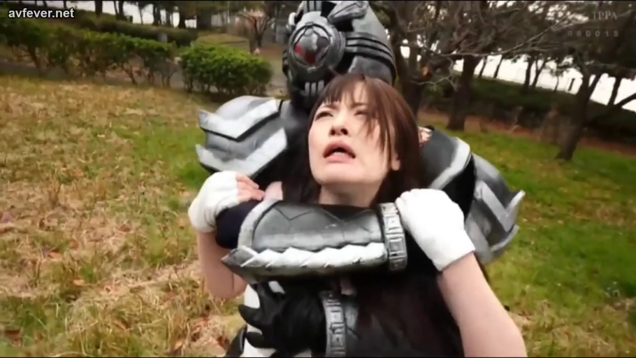 角色扮演 · 近景 · 痛苦 · 受虐 · 特摄服 · 户外草坪 · 被挟持 · 怪兽皮套