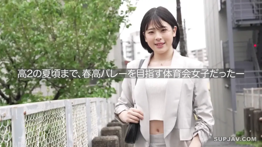 半身 · 短发 · 看向镜头 · 甜美微笑 · 户外街道 · 黑色手提包 · 白色西装外套配露脐装 · 站立步行