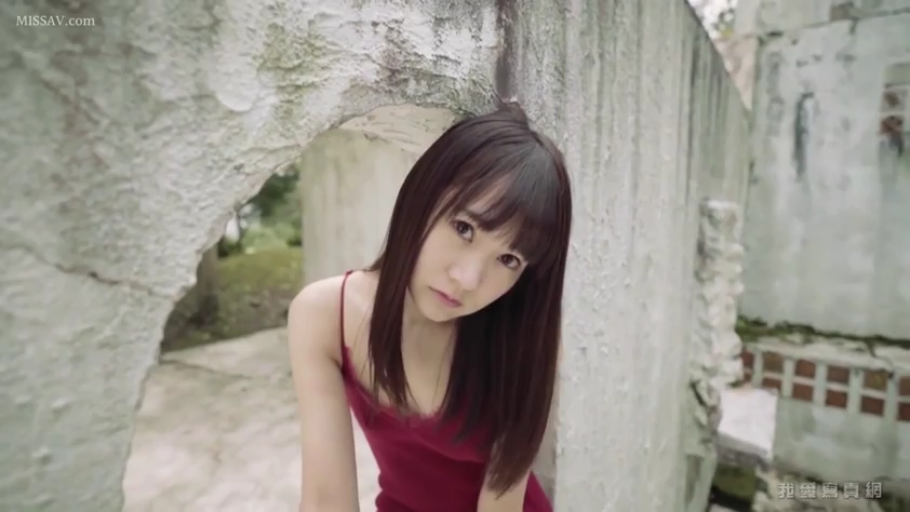 俯身 · 中景 · 户外 · 注视镜头 · 红色吊带裙