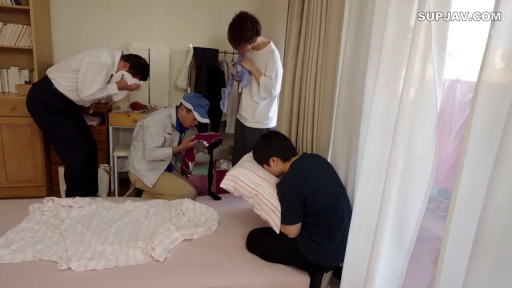 集中 · 寝室 · 全景 · 跪き姿勢 · 内衣 · 工装 · 恋物癖 · 嗅闻衣物