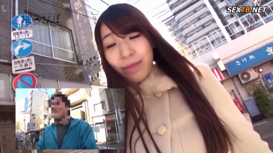 站立 · 微笑 · 面部特写 · 浅色大衣 · 街头搭讪 · 户外自拍 · 日本街道 · 街道路牌