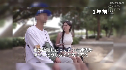 坐姿 · 交谈 · 中景 · 自然 · 手机 · 无袖针织衫 · 户外公园