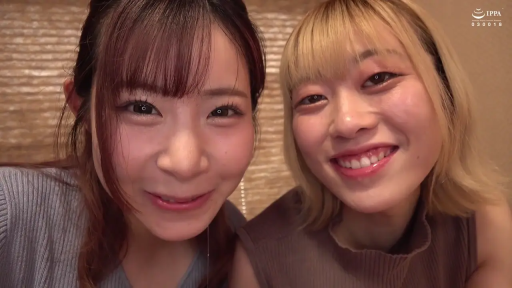 室内 · 脸部特写 · 微笑 · 注视 · 针织衫 · 双人 · 靠近镜头