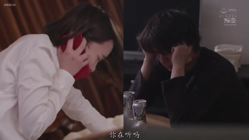 Indoor · 坐下 · Medium shot · 黑衣 · 啤酒罐 · 打电话 · 忧虑 · 分屏