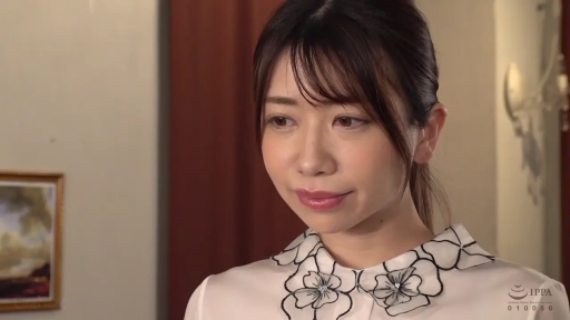 室内 · 脸部特写 · 站立 · 注视 · 熟女 · 柔和 · 白色花边衬衫