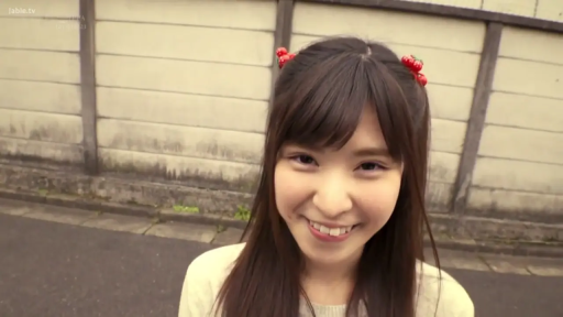 Stand · 面部特写 · Beige sweater · Outdoor street · Sweet smile · 对视镜头