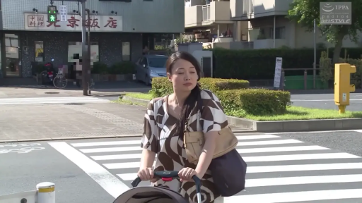 推车行走 · Outdoor street · Baby stroller · 花纹短袖与白裤 · 全身景别 · 带娃过马路 · 低头垂视 · 人妻角色