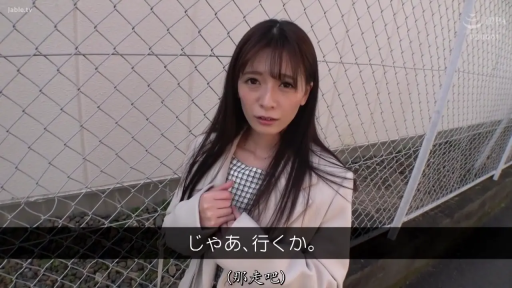 行走 · 站立 · 中景 · 自然 · 格纹上衣 · 室外铁丝网旁 · 写实风格