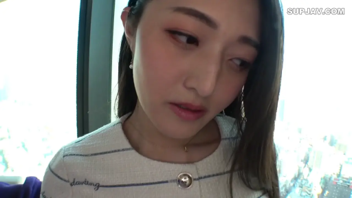 脸部特写 · 条纹上衣 · 室内窗边