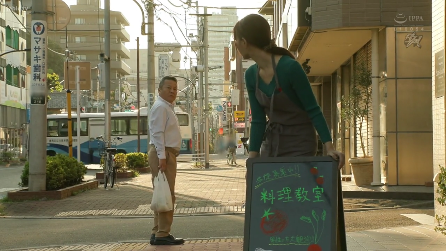 全身 · 专注 · 彎腰 · 劇情 · 街道 · 看板 · 圍裙 · 搬运招牌