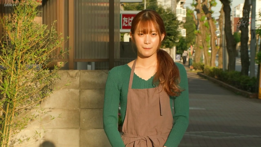 站立 · 微笑 · 半身 · 注视 · 户外 · 围裙 · 马尾