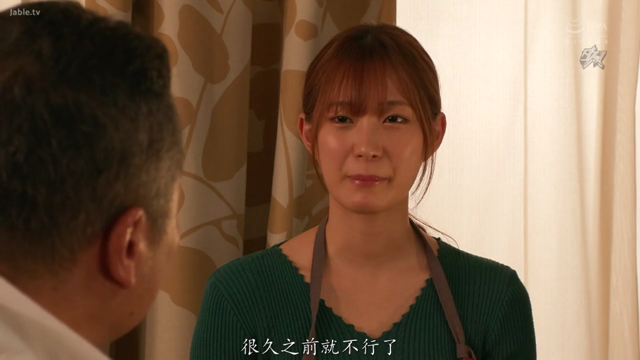 坐姿 · 交谈 · 面部 · 忧郁 · 客厅 · 熟女 · 绿色上衣 · 围裙