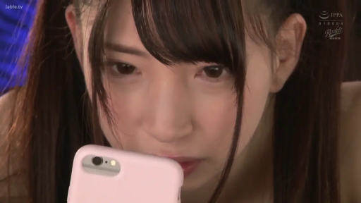 室內 · 专注 · 看手機 · 手机 · 不詳 · 脸部大特写 · 俯頭