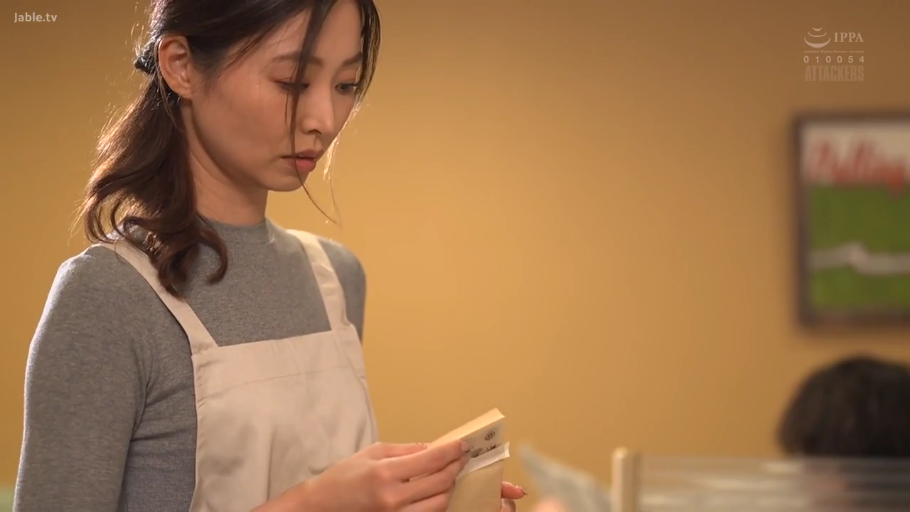 室內 · 憂鬱 · 站立 · 上半身 · 白色围裙 · 信封 · 拿信封