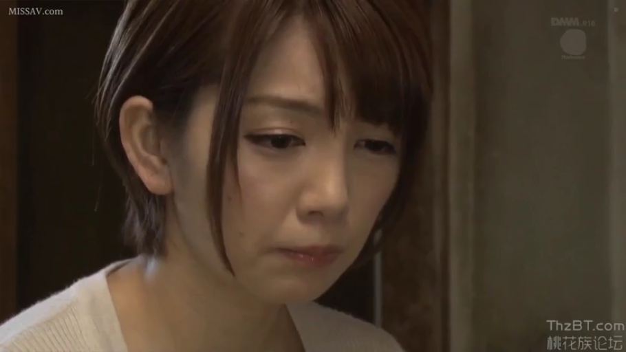 室内 · 低头 · 面部特写 · 凝视 · 短发 · 白色毛衣 · 忧伤