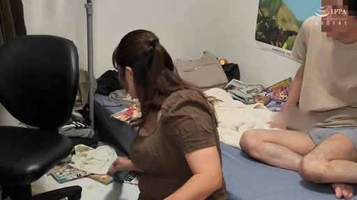 Bedroom · Bend over · 椅子 · 连衣裙 · 整理 · 乱室