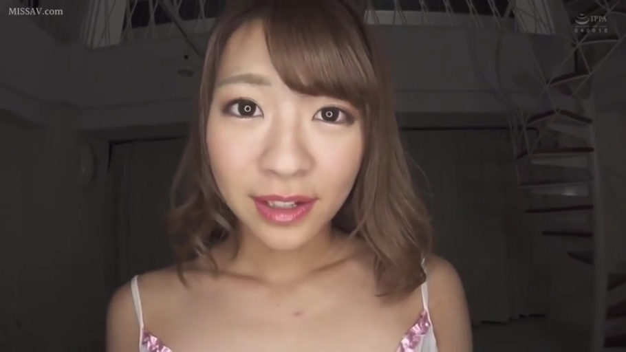 室内 · 俯身 · 脸部特写 · 自然 · 长发 · 凝视镜头 · 粉色边白色吊带裙