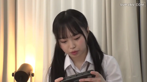 室內 · 坐姿 · 专注 · 面部特寫 · 雙馬尾 · 遊戲機 · 校服衬衫 · 操作掌机