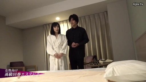 交谈 · 严肃 · 站立 · 酒店房间 · 双人床 · 白色浴袍 · 中远景 · 按摩前戏