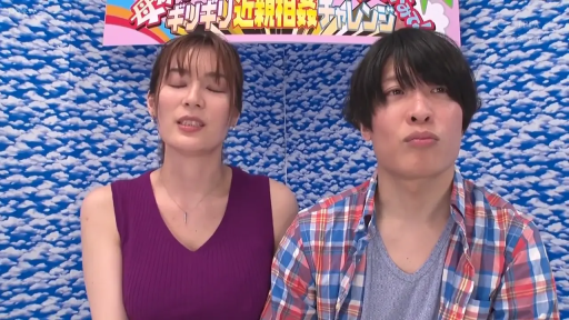 室内 · 中景 · 闭眼 · 并排坐 · 无袖上衣 · 讲话 · 横幅 · 日本节目