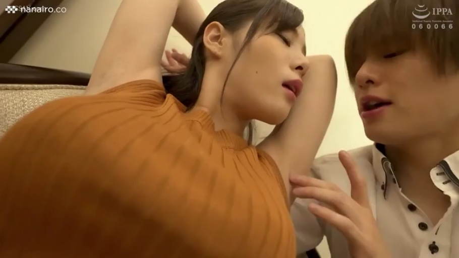 室内 · 巨乳 · 抚摸 · 无袖针织衫 · 腋下特写 · 享受表情 · 抬手姿势