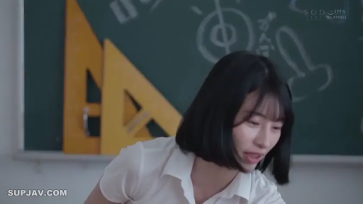 坐姿 · 面部 · 教室 · 白衬衫 · 自然 · 交流 · 黑板 · 学生装