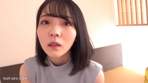 脸部特写 · 卧室 · 浅蓝色高领无袖背心