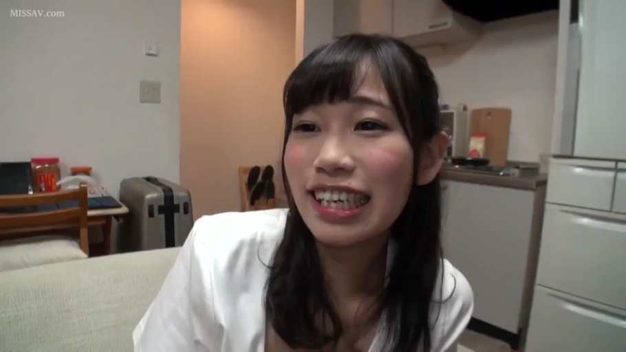 室内 · 座り姿勢 · 微笑 · 顔のクローズアップ · 白い上着 · 谈话 · 素人