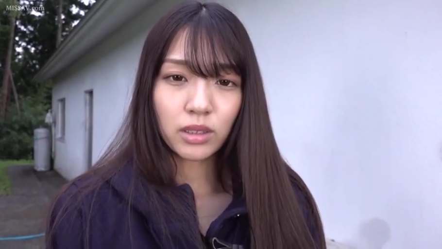 面部 · 站立 · 平静 · 注视 · 户外 · 素人 · 厚外套